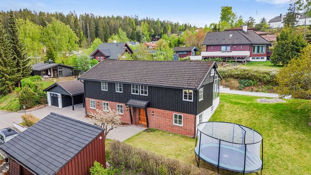 En betydelig påkostet enebolig med blant annet to nylig oppgraderte bad og nytt kjøkken.