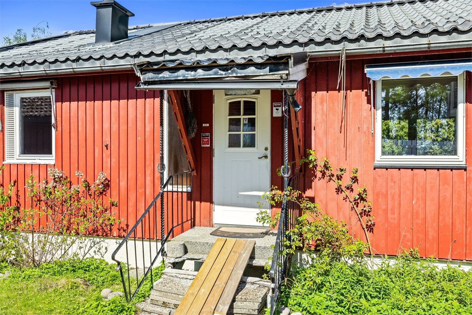 Eneboligen er oppført i 1969 og har yttervegger kledd med stående og liggende trepanel.