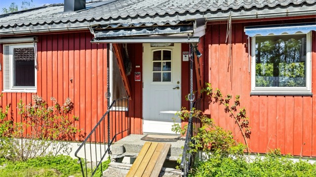 Eneboligen er oppført i 1969 og har yttervegger kledd med stående og liggende trepanel.