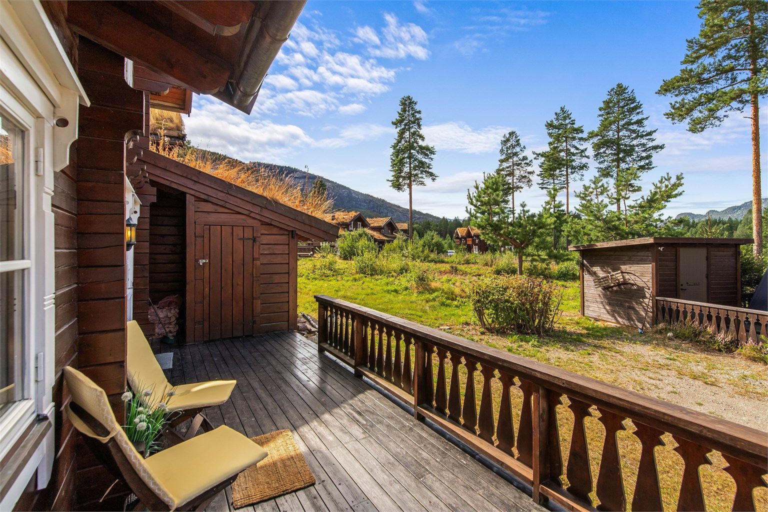 Uteområdet inkluderer en praktisk, utvendig bod på 4 m².
