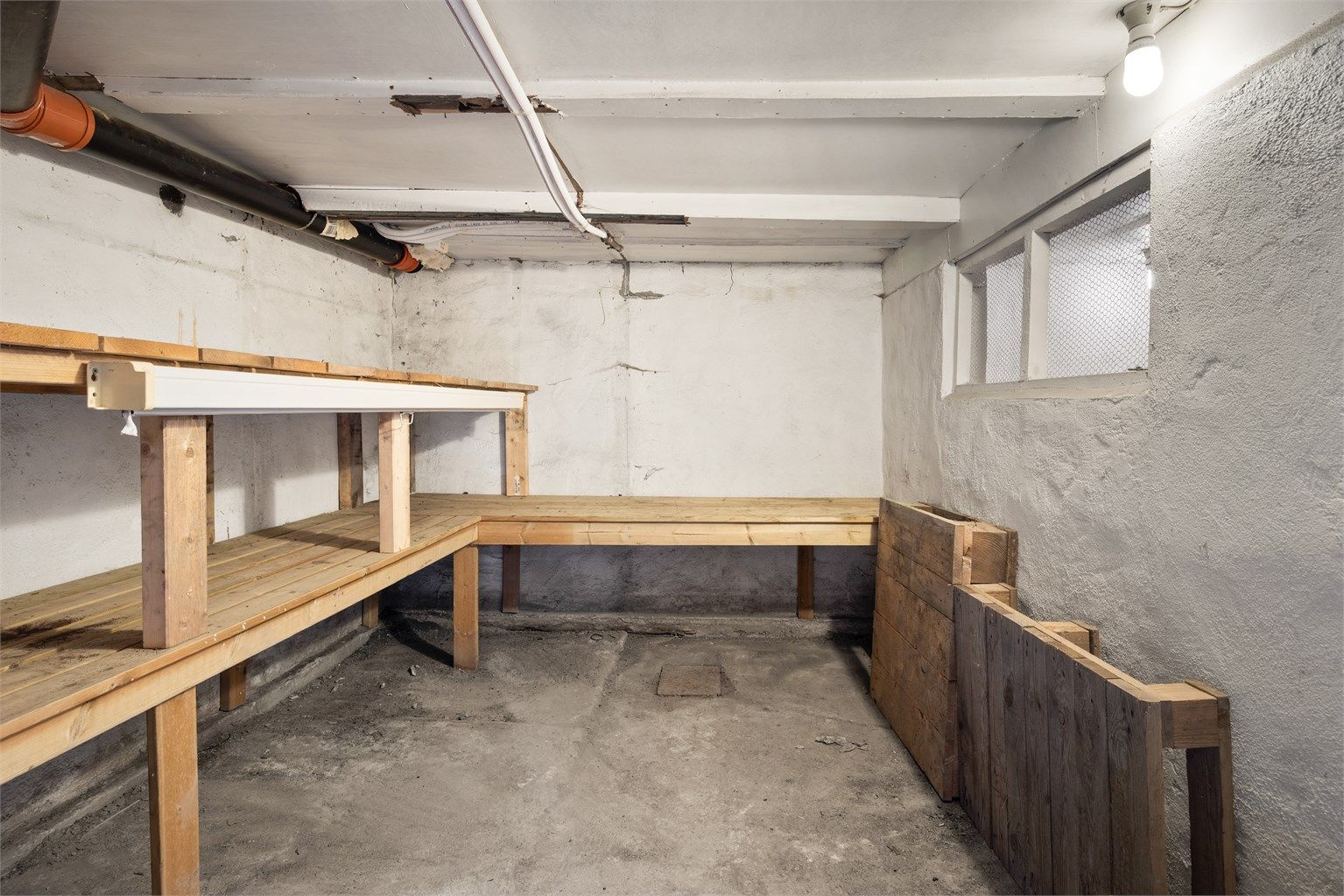 Leiligheten har tilgang til egen bod med lagringsplass i grovkjelleren (tinglyst som tilleggsdel).