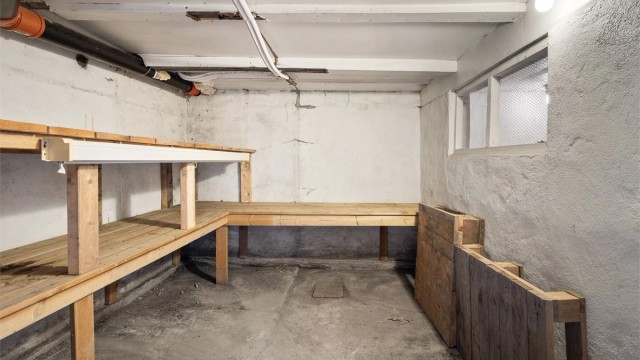 Leiligheten har tilgang til egen bod med lagringsplass i grovkjelleren (tinglyst som tilleggsdel).