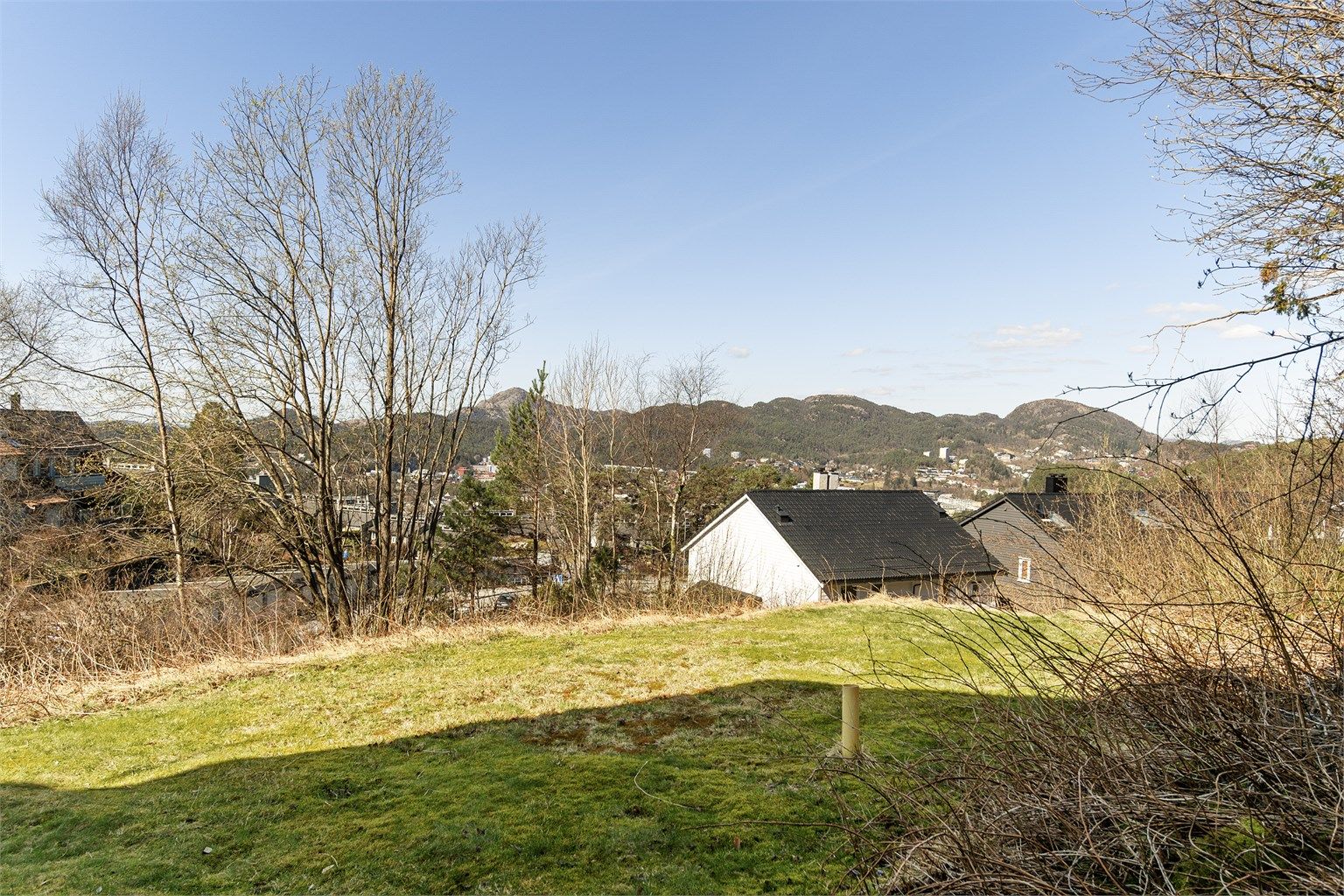 - Utsikt fra egen tomt -