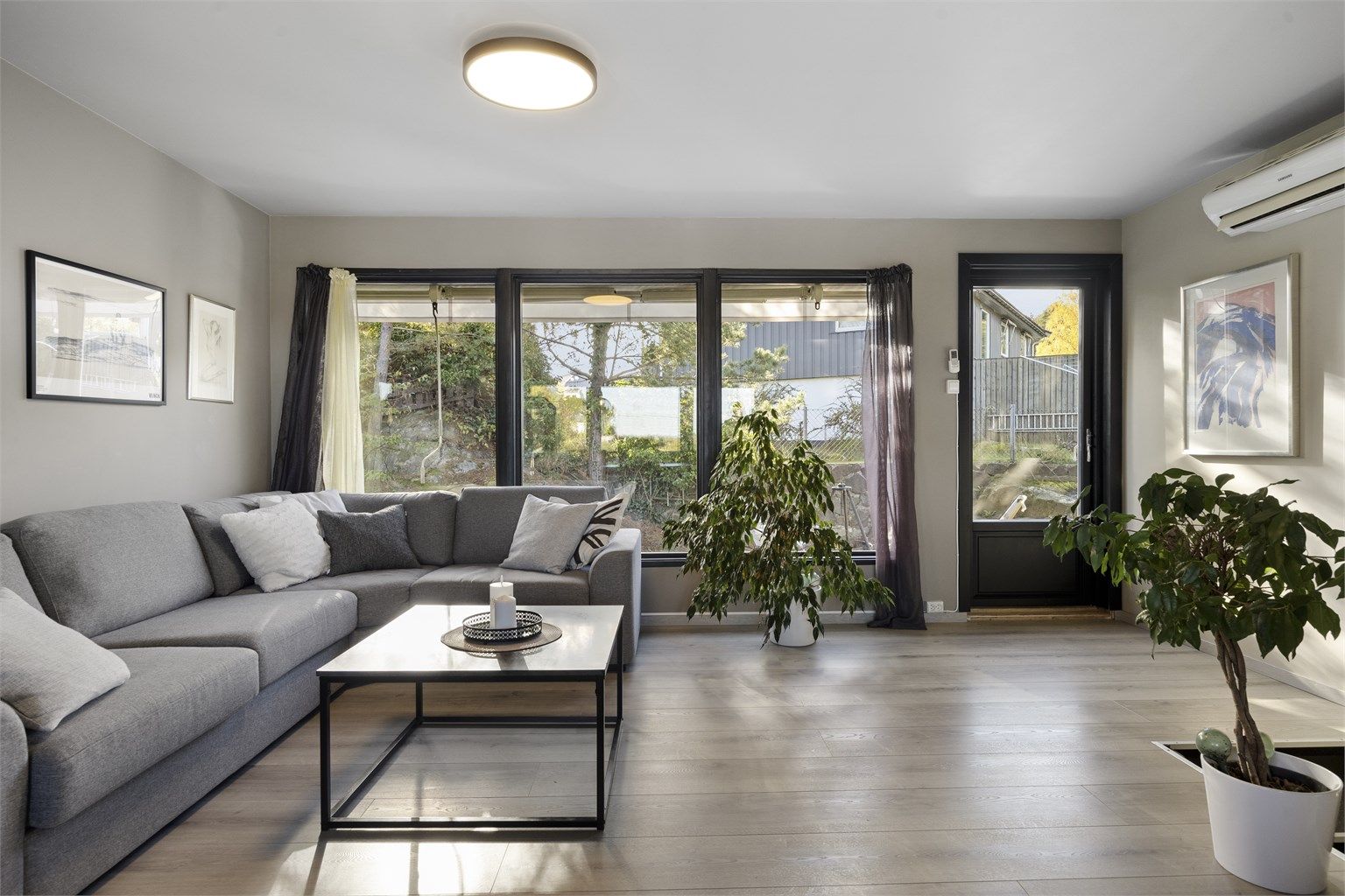 Fra stuen er det direkte utgang til hagen på baksiden av huset.