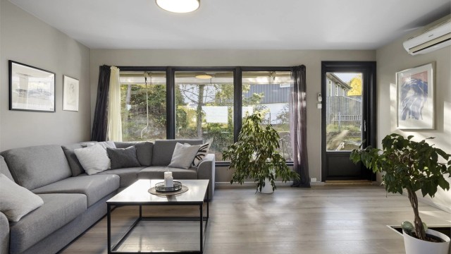 Fra stuen er det direkte utgang til hagen på baksiden av huset.