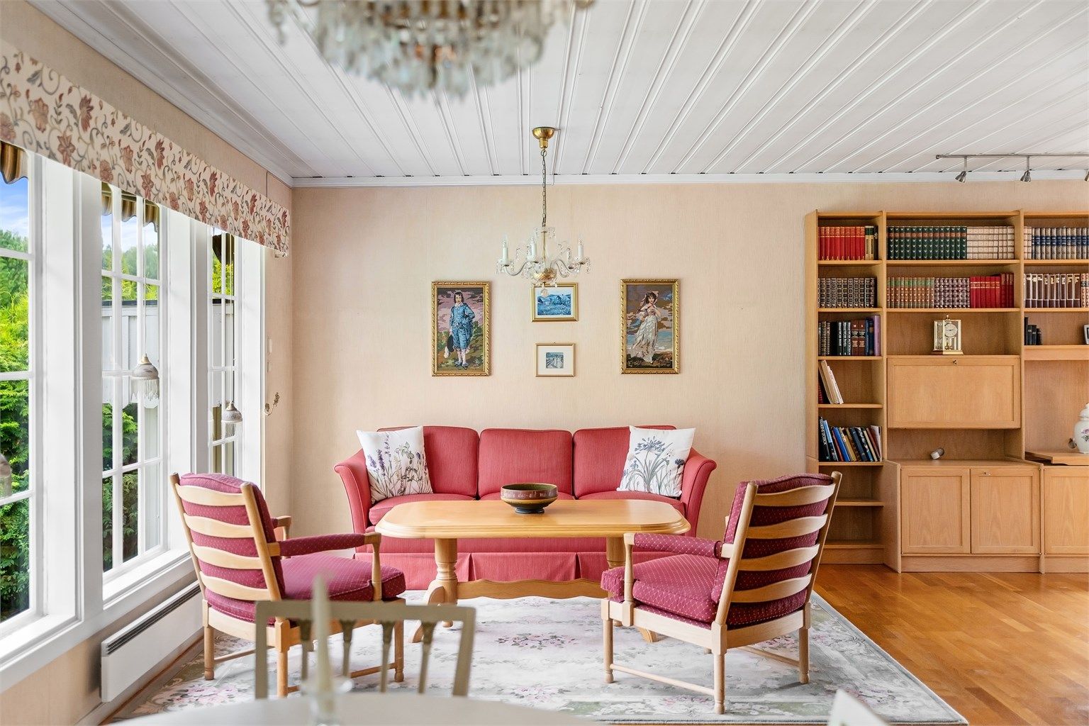 Store vindusflater gir godt med dagslys inn i stuen.