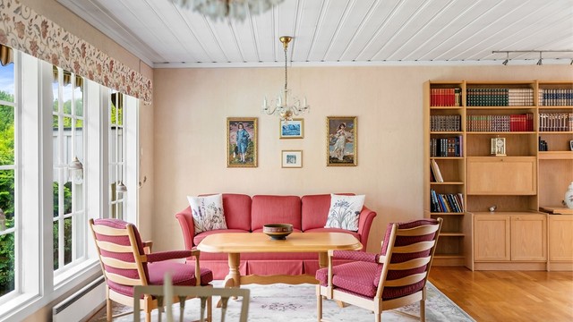 Store vindusflater gir godt med dagslys inn i stuen.