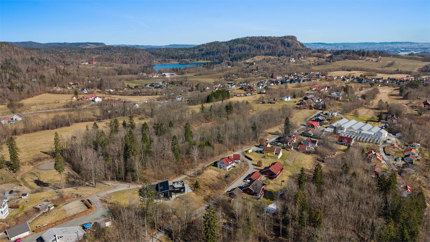 Det er også kort avstand til nærmeste badeplass der Semsvannet byr på gode badeforhold, fiskemuligheter og flotte turstier. Asker byr generelt på mye aktiviteter både på vinteren og på sommeren. Det er også kort vei til Skaugumåsen.