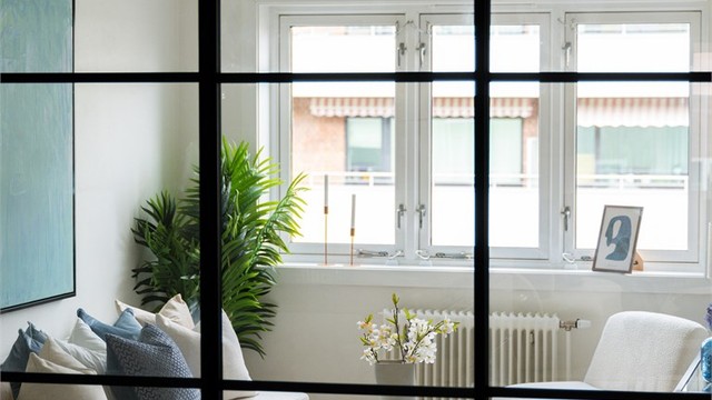 Glassdørene skaper en perfekt balanse mellom åpenhet og avskjerming.