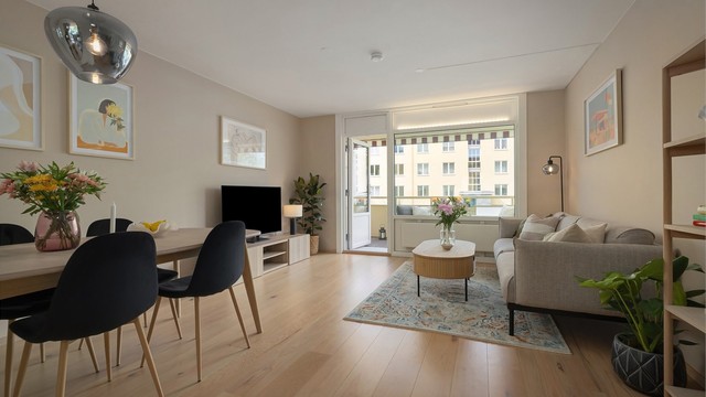 Flott stue med god plass til både sofa- og spisebordseksjon