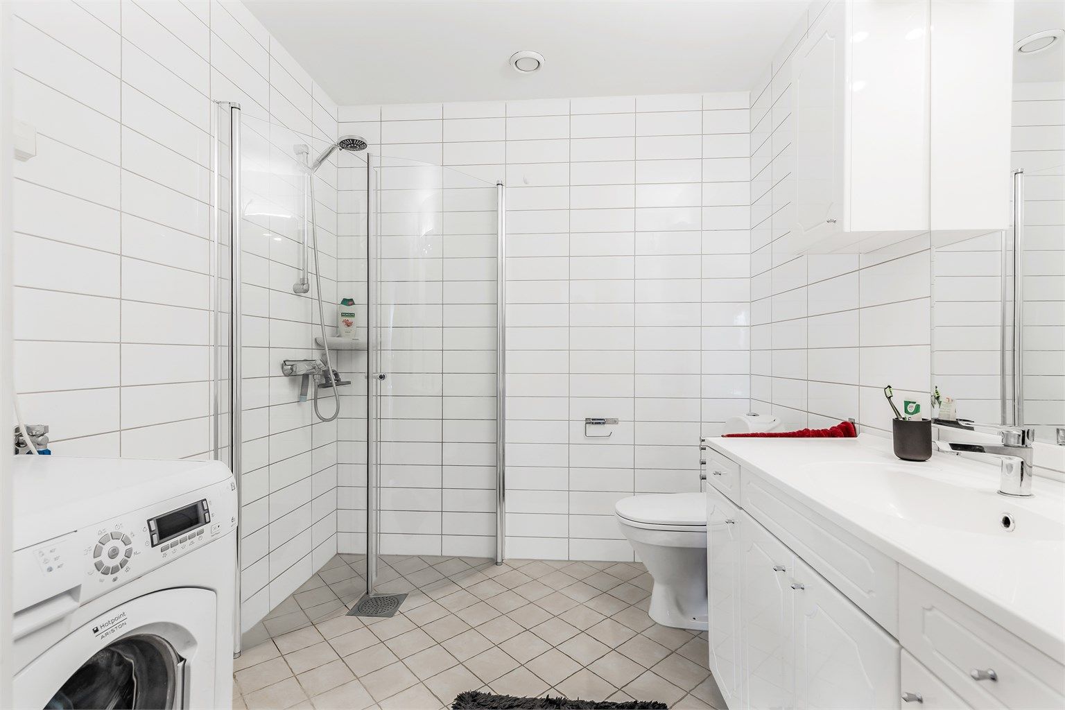 Hybel : Baderom fra byggeår. Flislagt gulv med gulvvarme. Flislagte vegger. Vegghengt servantinnredning. Speilskap med overlys. Dusjhjørne med dører. Vegghengt dusjarmatur. Gulvstående toalett.