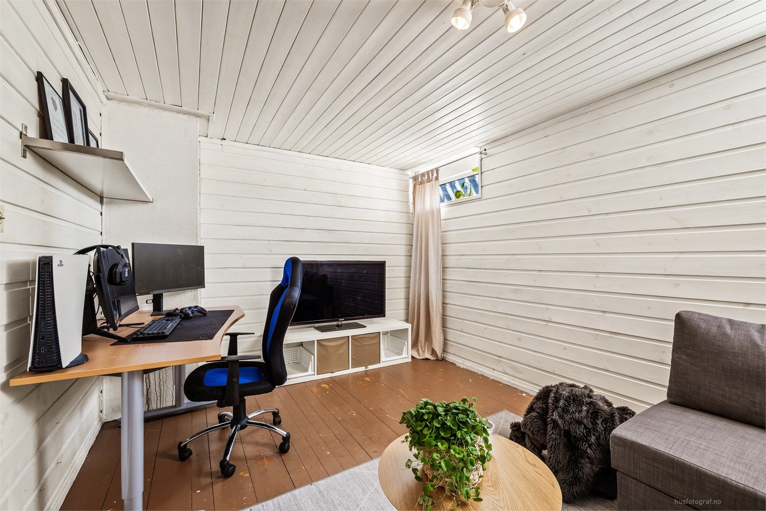Dagens eiere har også en kontorløsning i kjellerstuen. Rommet er ikke godkjent for varig opphold. 