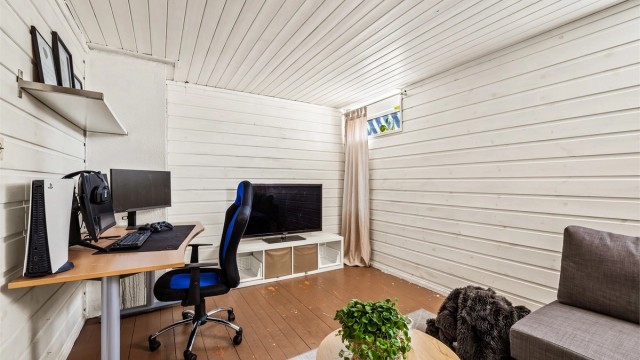 Dagens eiere har også en kontorløsning i kjellerstuen. Rommet er ikke godkjent for varig opphold.
