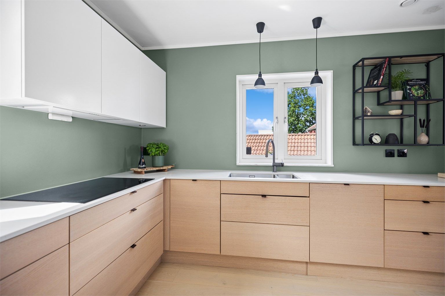 Kjøkkenet er like praktisk som det er elegant, med rikelig oppbevaringsplass og store arbeidsflater som gir optimale forhold for matlaging og sosialt samvær.