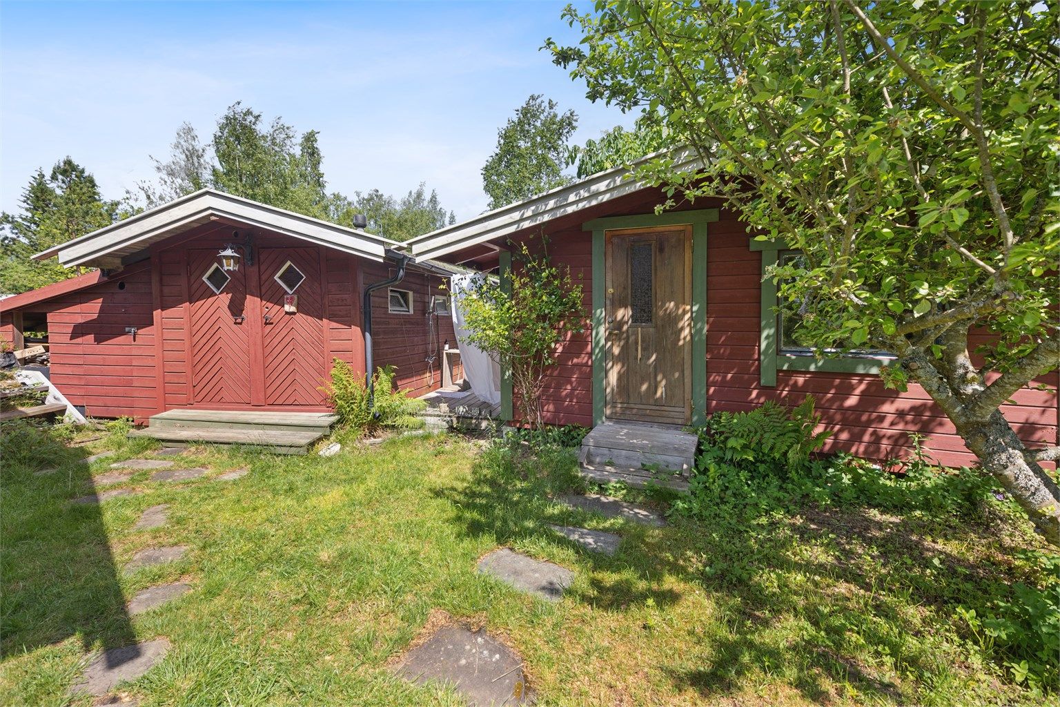 Eiendommen er bestående av en fritidsbolig + anneks og to boder  