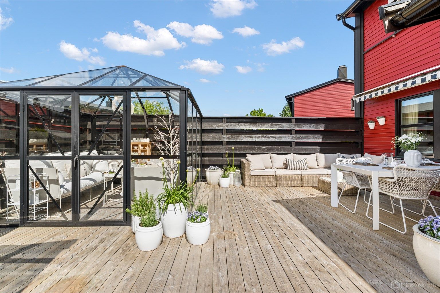 Stor vestvendt terrasse med utestue/vinterhage som er perfekt for lange sommerkvelder og uformelle sammenkomster