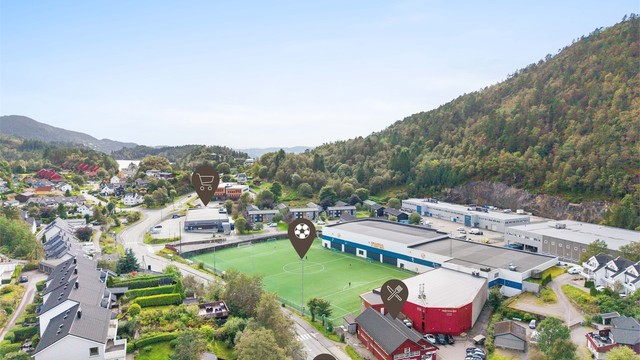 - Det er kort vei til dagligvare, fotballbane, busstopp og restauranter -