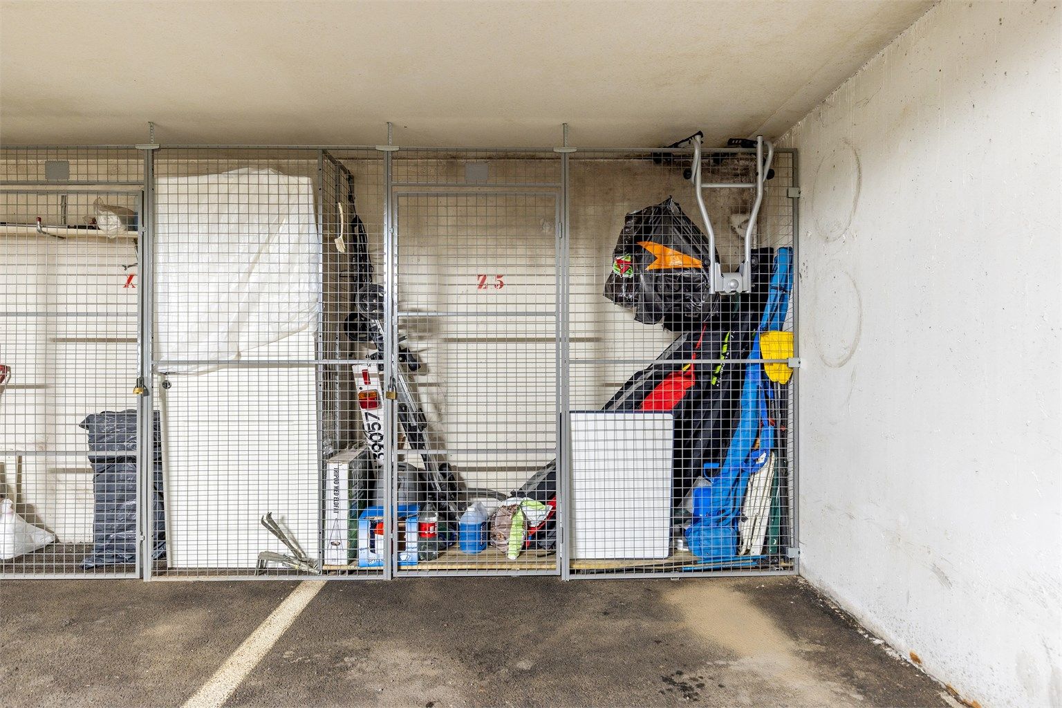  I tilknytning til garasjeplassen medfølger det en nettingbod/gitterbur. I hjørnet av boden er det vanninnsig så gulvet i boden er derfor bygget opp av sameiet.