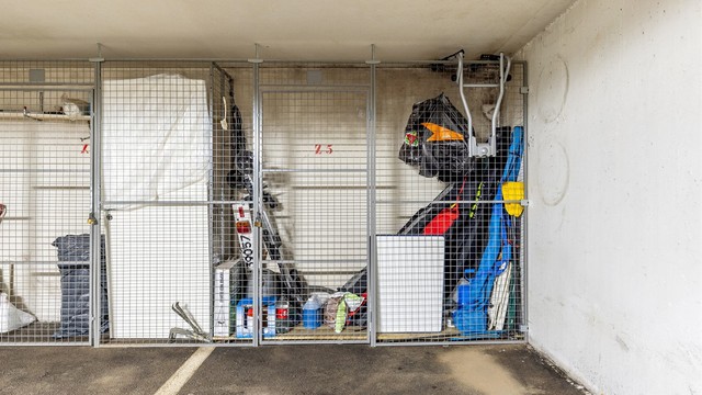 I tilknytning til garasjeplassen medfølger det en nettingbod/gitterbur. I hjørnet av boden er det vanninnsig så gulvet i boden er derfor bygget opp av sameiet.