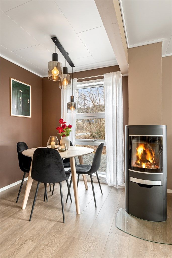 Spiseplassen er naturlig plassert i tilknytning til både kjøkkenet og stuen.