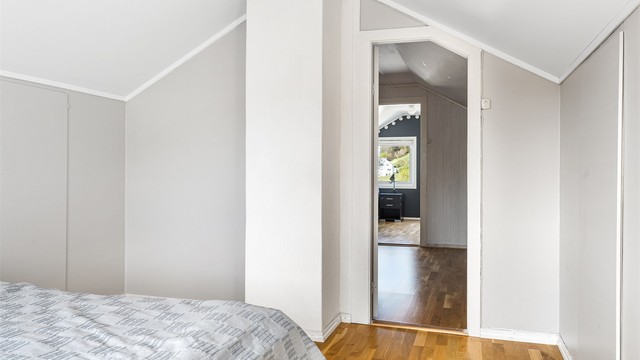 Hele loftsetasjen har parkettgulv og malte overflater
