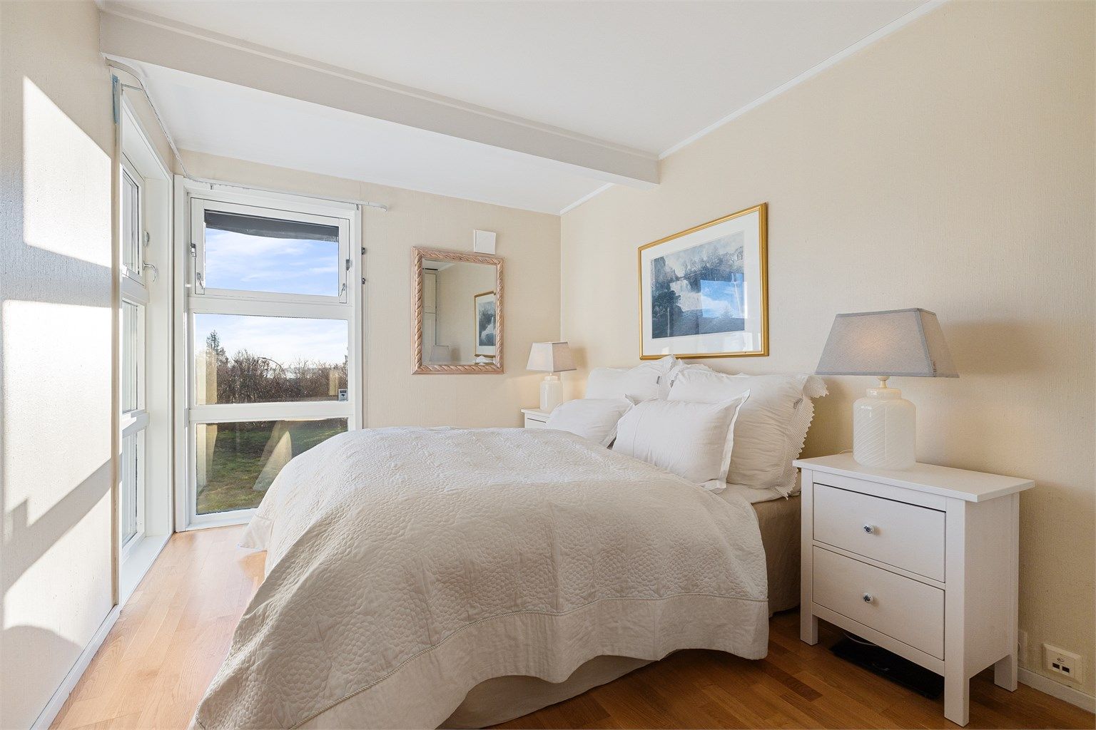 Boligen har tre soverom, plassert i rekke som gir et sammenhengende og funksjonelt soveområde. Alle soverommene er utstyrt med garderobeskap og store vindusflater som slipper inn rikelig med naturlig lys.