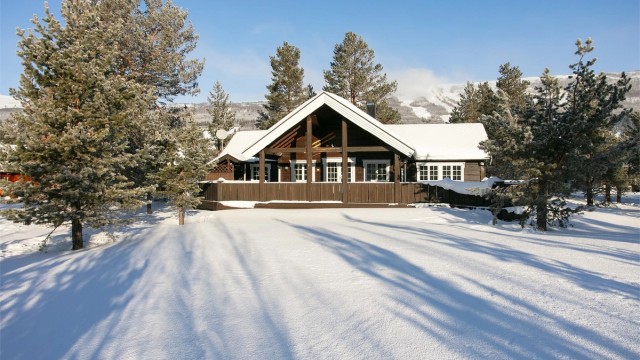 Velkommen til Hotellvegen 36, en flott hytte med sentral beliggenhet like ved skitrekket på Bjorli - presentert av Eiendomsmegler/Partner Harald Osdal