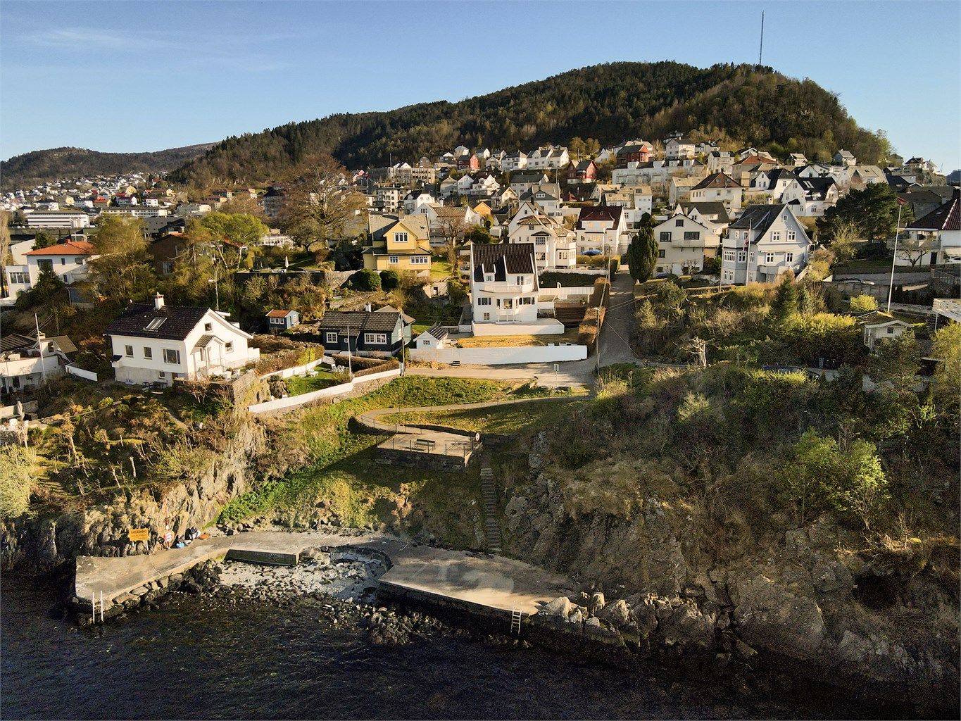 - Like i front finner man Kariholen. Et flott sted å bade både på sommer og vinterstid for de som liker isbading -
