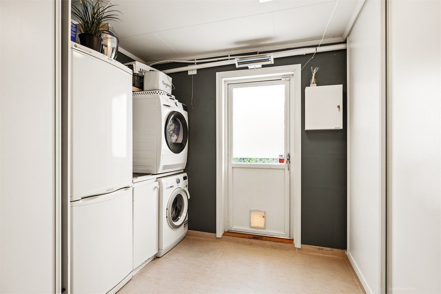 Praktisk, separat vaskerom i 1. etasje med opplegg for vaskemaskin/tørketrommel.