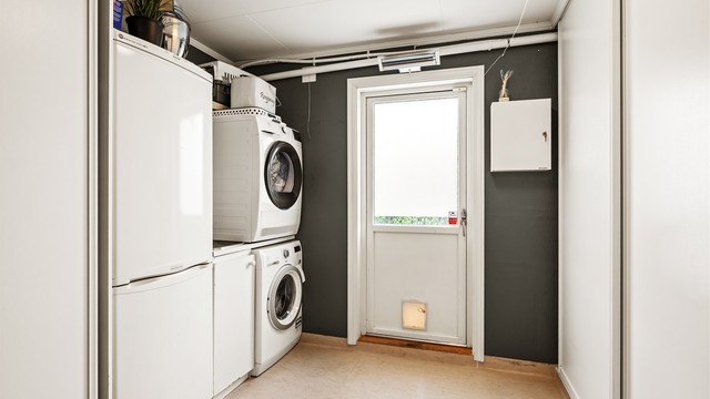 Praktisk, separat vaskerom i 1. etasje med opplegg for vaskemaskin/tørketrommel.