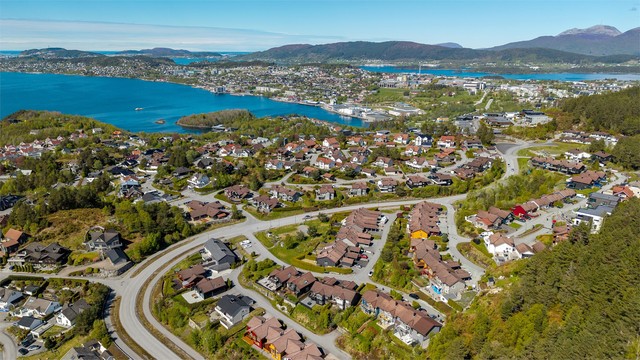 Dagligvarehandelen kan gjøres hos blant annet Spar og Rema 1000 på Blindheim.