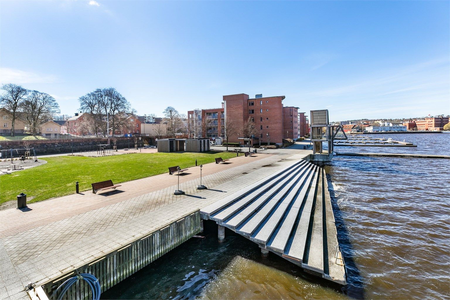 Hoppe i havet kan du gjøre fra bryggen rett utenfor sameiet. Her er også badstuehus og stupetårn oppført.