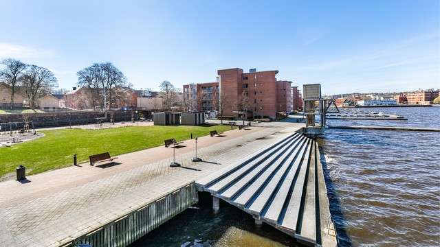 Hoppe i havet kan du gjøre fra bryggen rett utenfor sameiet. Her er også badstuehus og stupetårn oppført.