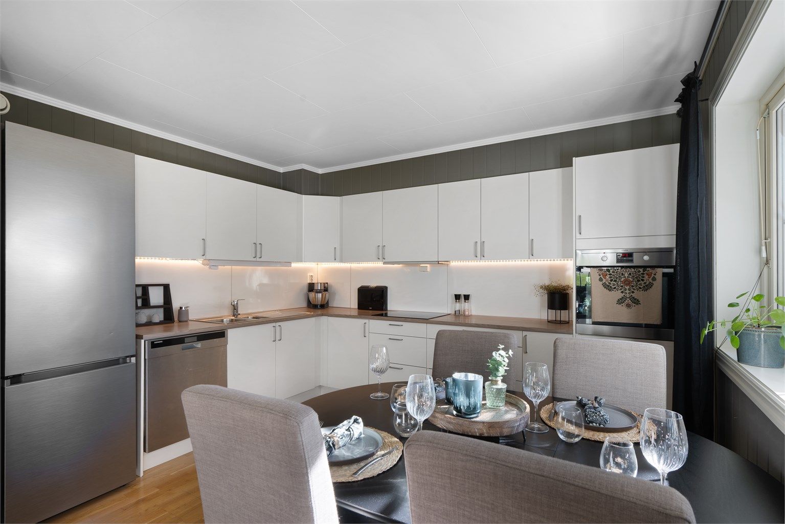 Romslig kjøkken med god skap- og benkplass.