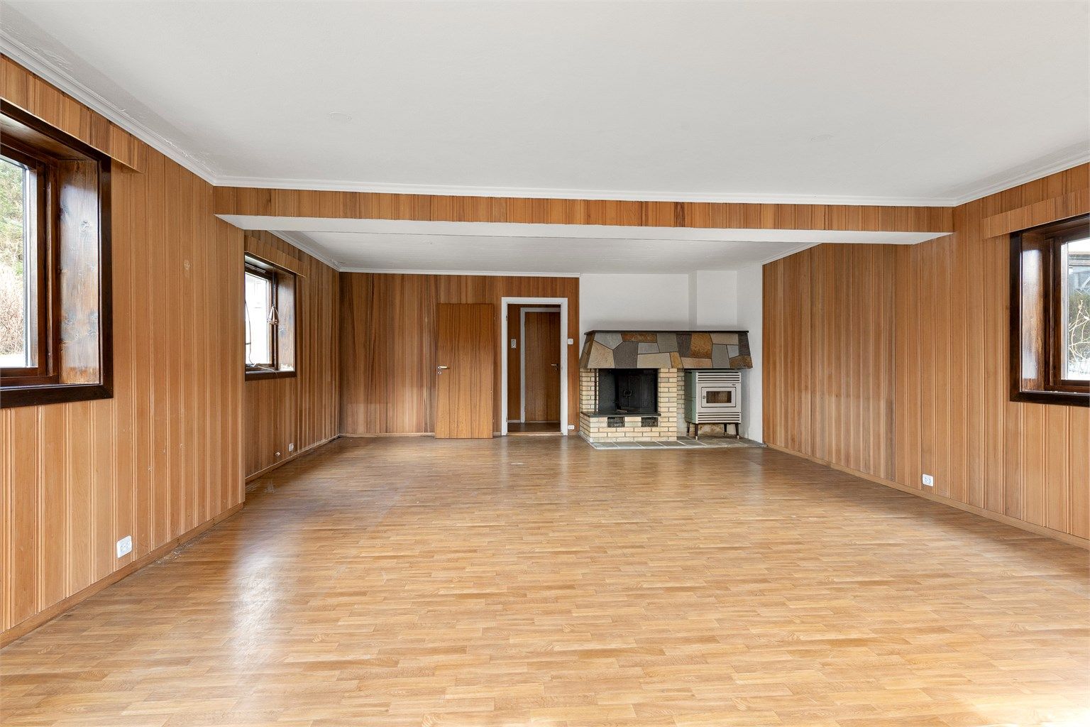 Kjellerstuen har en murt peis med innsats samt en oljekamin.
Merk at bruksendringen fra bodareal ikke er omsøkt eller godkjent