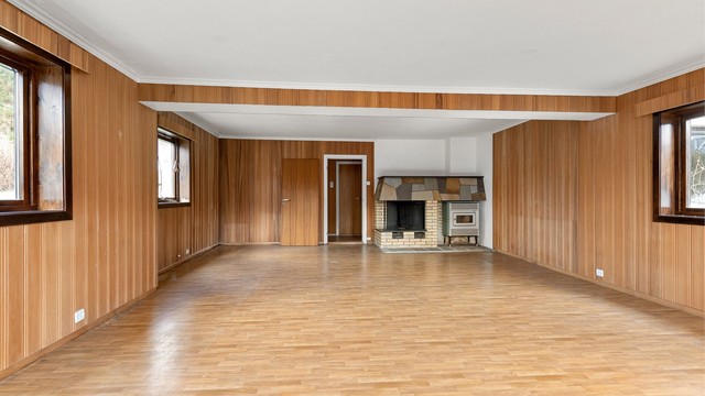 Kjellerstuen har en murt peis med innsats samt en oljekamin.
Merk at bruksendringen fra bodareal ikke er omsøkt eller godkjent