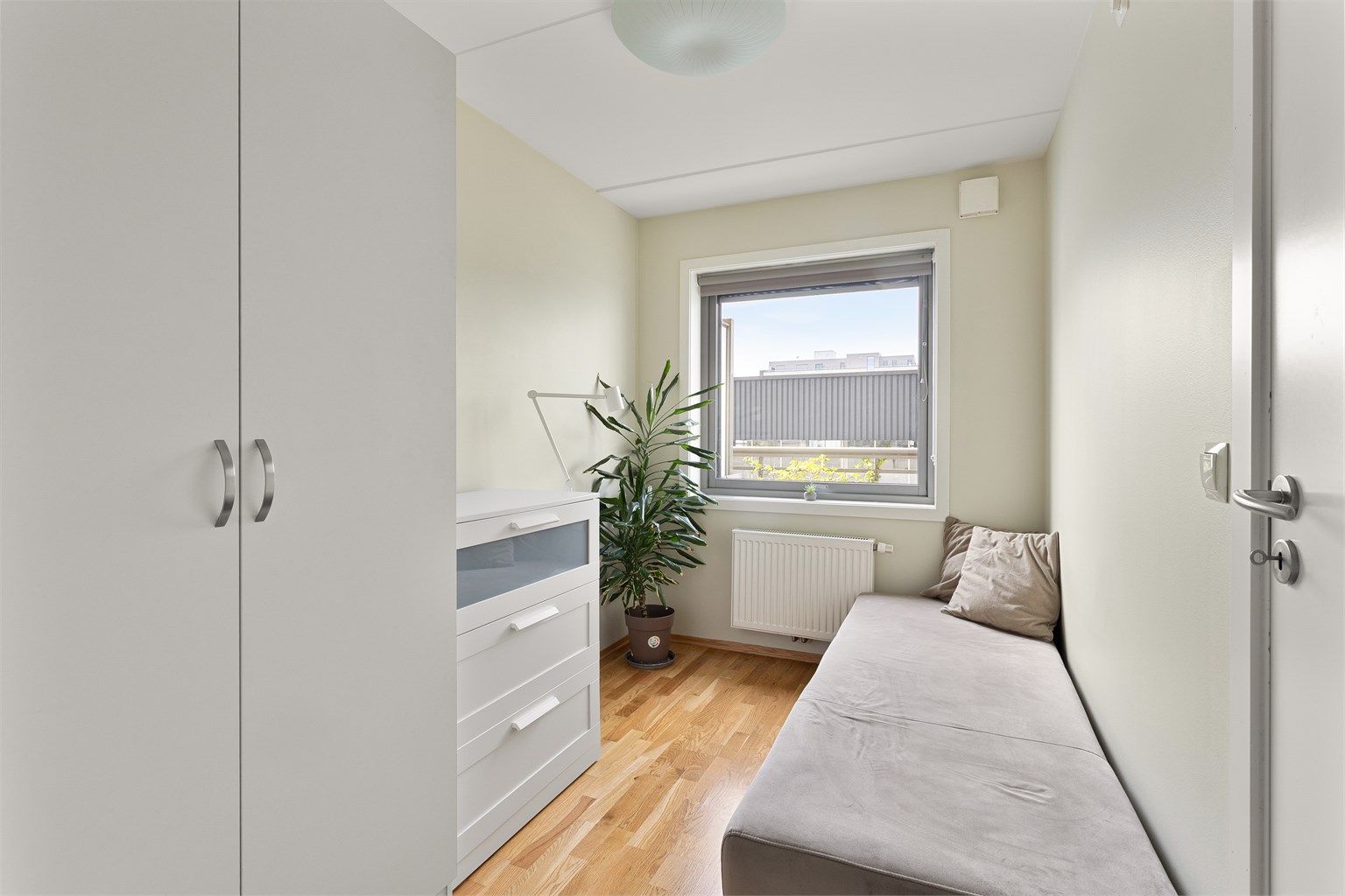 Det andre soverommet har en fin størrelse og passer utmerket som kontor, gjesterom eller barnerom.