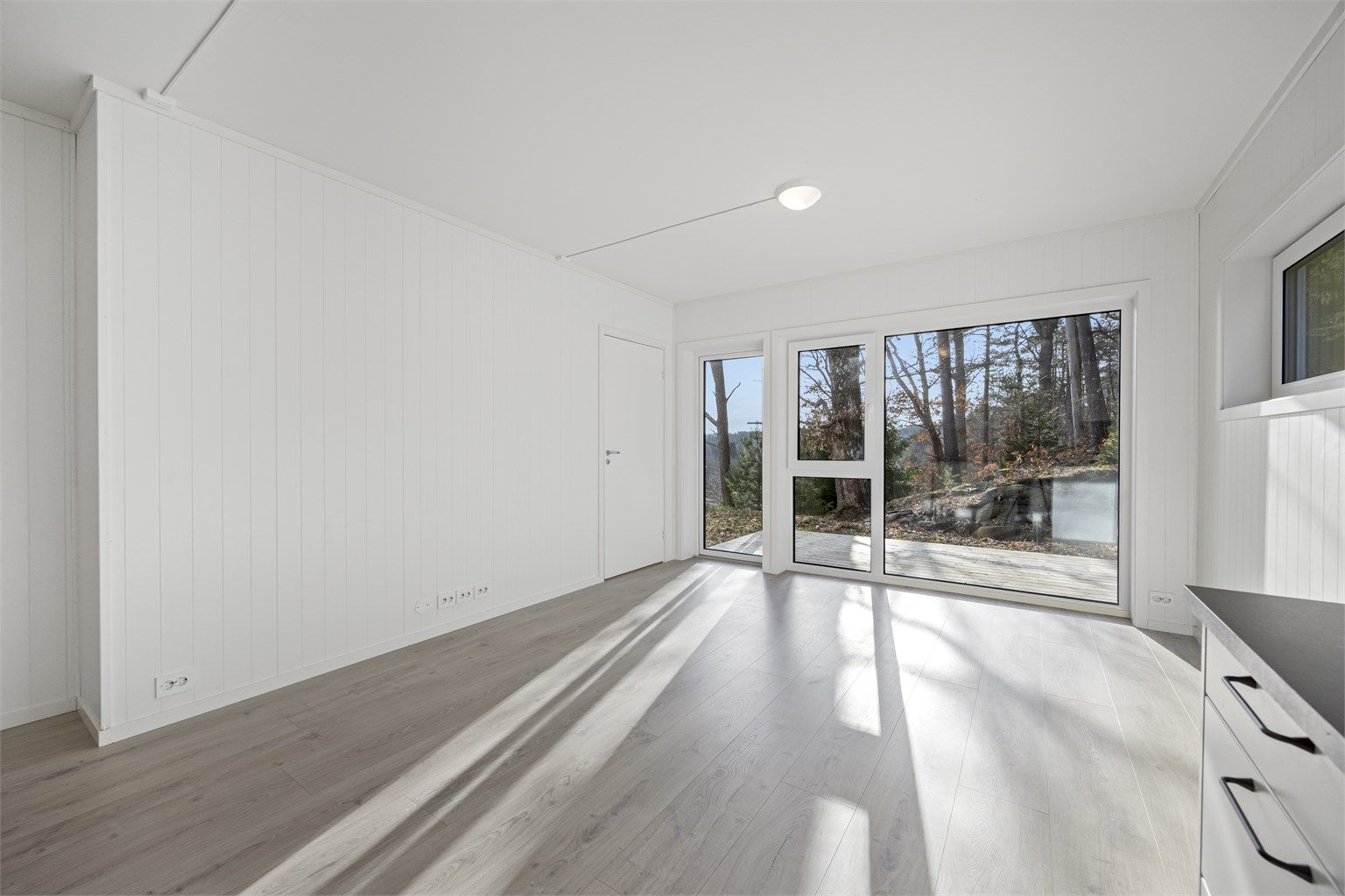 Det er vannbåren varme i gulv fra elkjel i stue, kjøkken, entré og på baderommet.