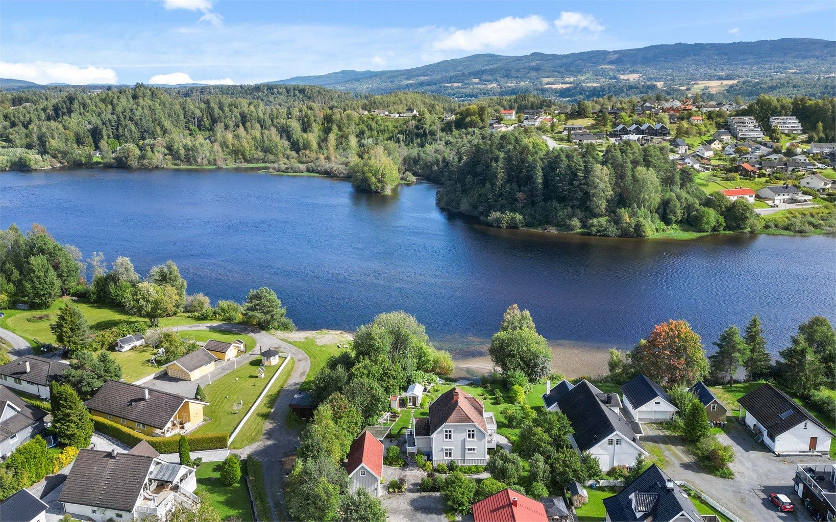 Sjarmerende enebolig fra rundt 1920 med stor og pen opparbeidet hage.