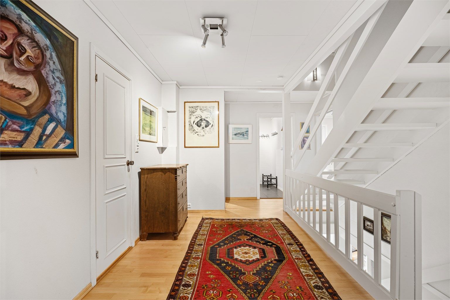 Åpen løsning mot trappeløpet gir et luftig og innbydende preg.