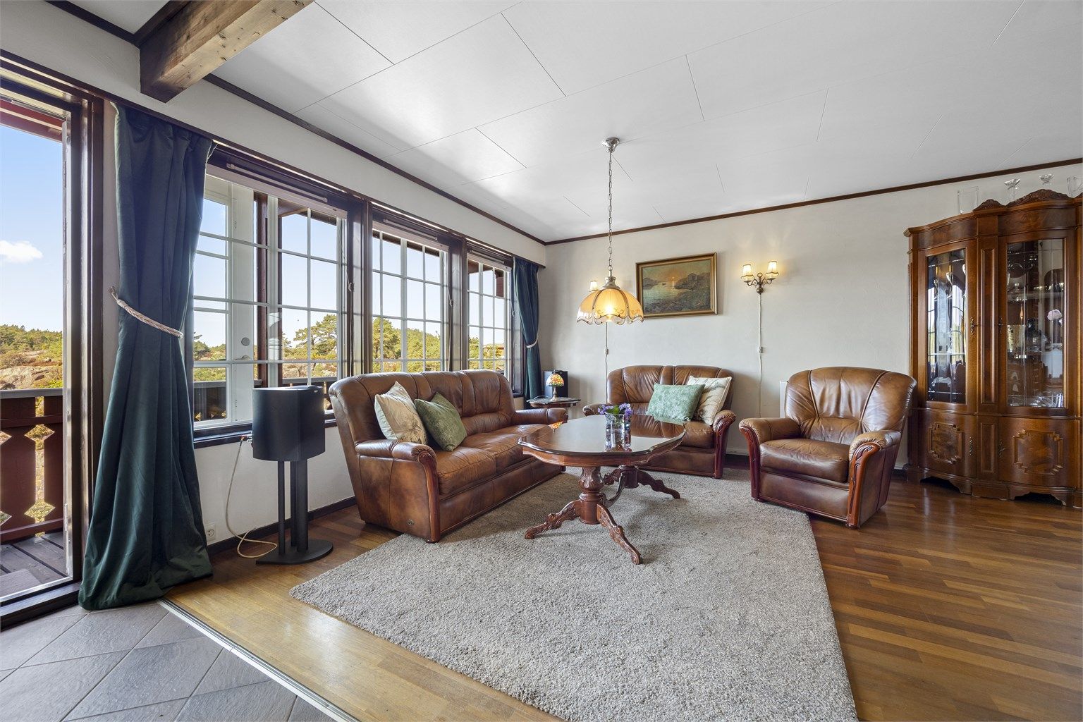 Stuen har parkettgulv og direkte utgang til en romslig balkong på 24 m².