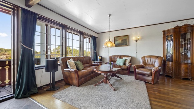 Stuen har parkettgulv og direkte utgang til en romslig balkong på 24 m².