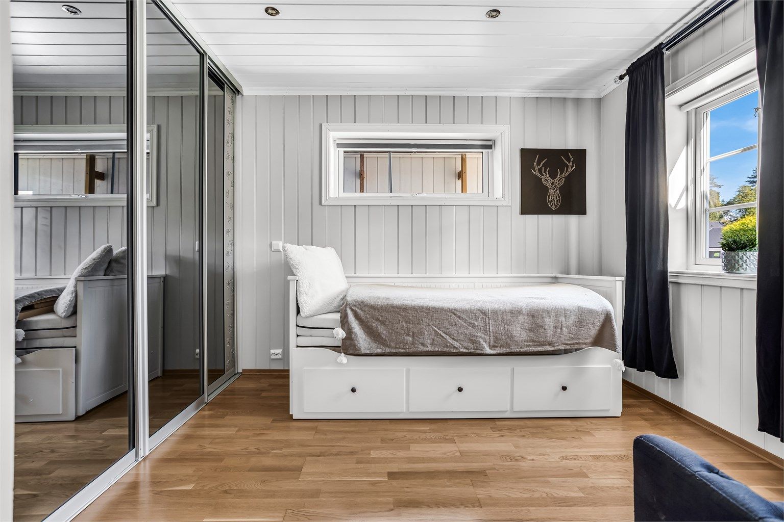 I første etasje ligger et soverom, av god størrelse. Her er det praktisk skyvedørs garderobe. 