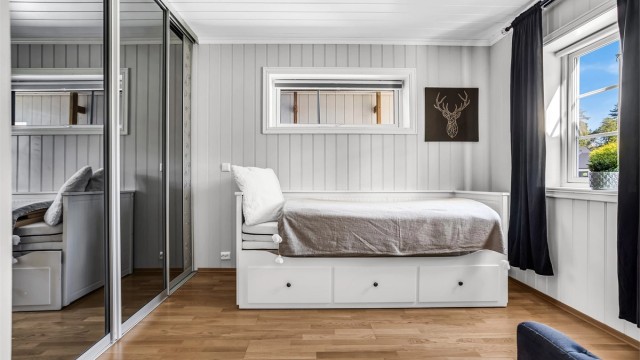 I første etasje ligger et soverom, av god størrelse. Her er det praktisk skyvedørs garderobe.