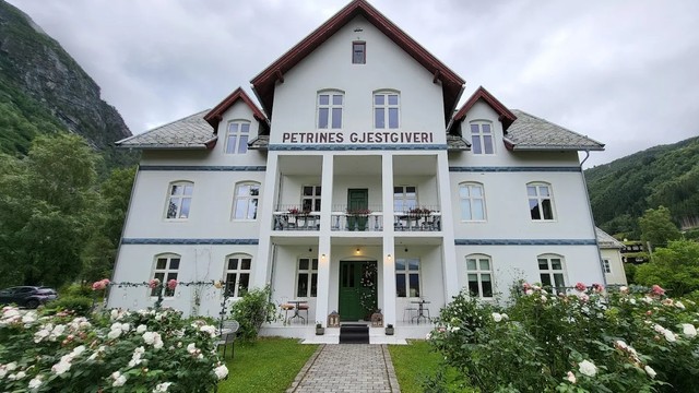 I nærområdet finnes også hyggelige samlingspunkter som Petrines Gjestgiveri.