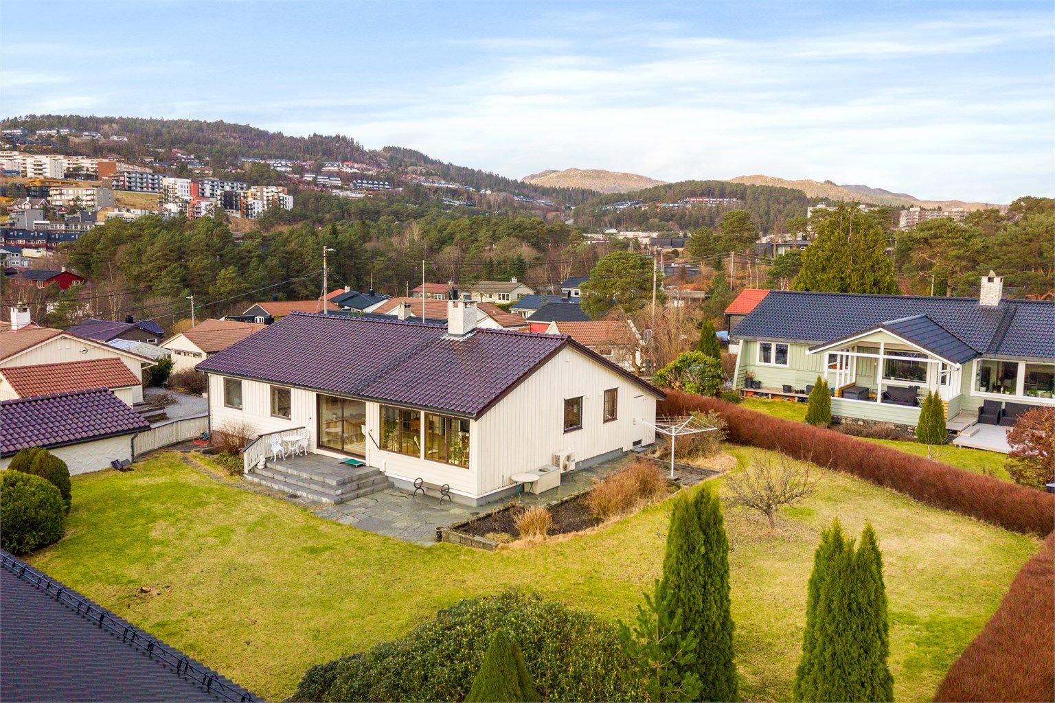 Velkommen til Fossåsen 3 - En nydelig eiendom med flott hage og meget gode solforhold! Foto: Stian Inderhaug