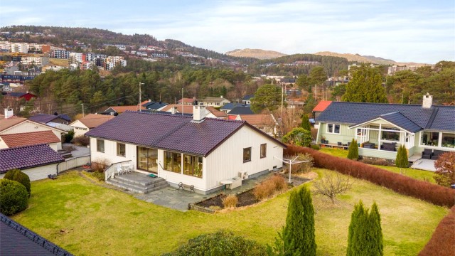 Velkommen til Fossåsen 3 - En nydelig eiendom med flott hage og meget gode solforhold! Foto: Stian Inderhaug