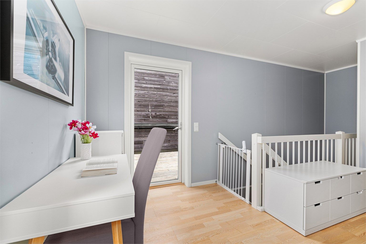 Gang/allrom i 2 etg med utgang til takterrassen. Rommet er en fin plass til hjemmekontor el.