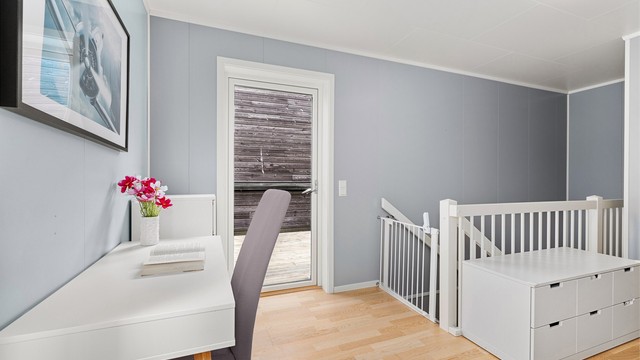 Gang/allrom i 2 etg med utgang til takterrassen. Rommet er en fin plass til hjemmekontor el.