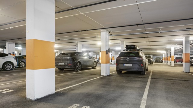 Garasjeplass med elbil-lader følger med leiligheten, nr. 69.